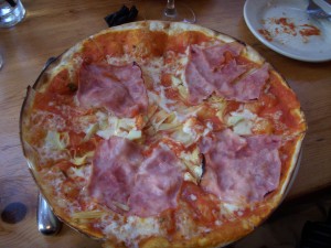 Pizza with artichokes and prosciutto cotto