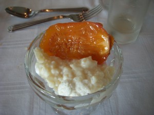 Rice pudding with tree tomato compote