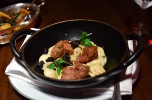 Crispy veal sweetbreads with mac and cheese and morels