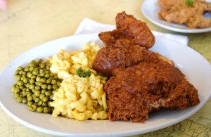 Fried chicken with macaroni and cheese and peas